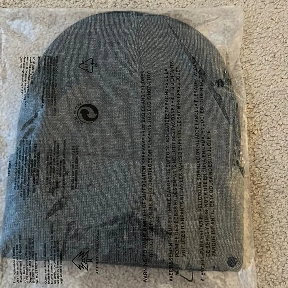 NWT grey beanie unisex